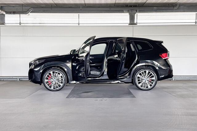 BMW iX1 eDrive20 67 kWh | M Sportpakket Pro | Trekhaak met elektrisch wegklapbare kogel