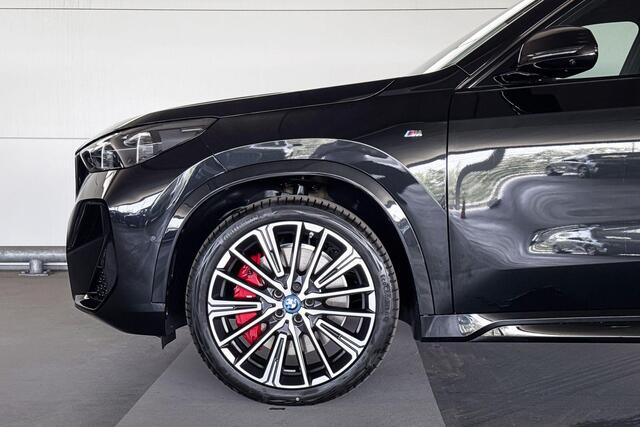 BMW iX1 eDrive20 67 kWh | M Sportpakket Pro | Trekhaak met elektrisch wegklapbare kogel