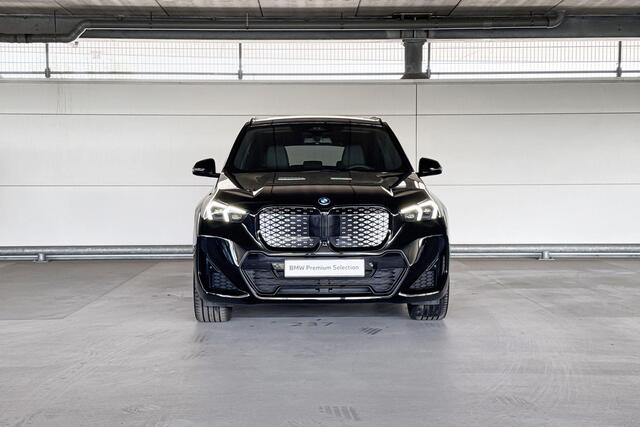 BMW iX1 eDrive20 67 kWh | M Sportpakket Pro | Trekhaak met elektrisch wegklapbare kogel