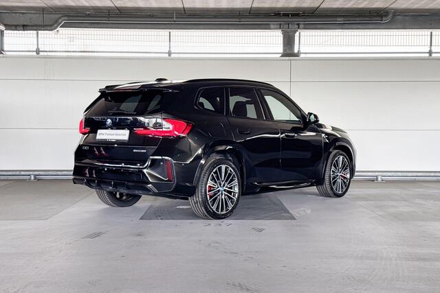 BMW iX1 eDrive20 67 kWh | M Sportpakket Pro | Trekhaak met elektrisch wegklapbare kogel