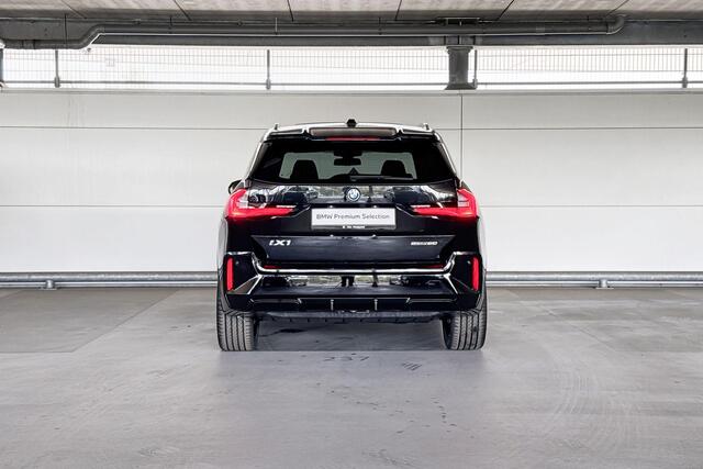 BMW iX1 eDrive20 67 kWh | M Sportpakket Pro | Trekhaak met elektrisch wegklapbare kogel