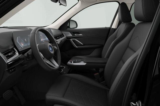 BMW iX1 xDrive30 Launch Edition trekhaak met afneembare kogel / Panorama dak / Harman Kardon Audio / Stoelverwarming / Getint Glas