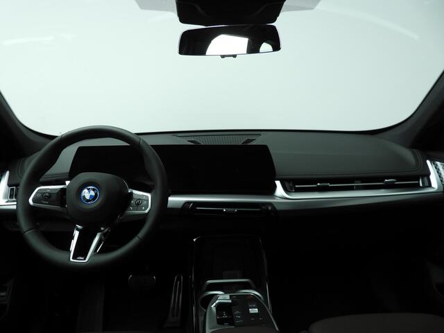 BMW iX1 eDrive20 M-Sportpakket Pro / Driving assistant plus / Premium Pack / Comfort Pack / Travel Pack / Alu wielen 19 inch