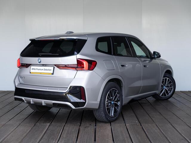BMW iX1 xDrive30 | M Sportpakket | Verwarmd Stuurwiel | Achteruitrijcamera | Stoelverwarming | Harman-Kardon | 18''