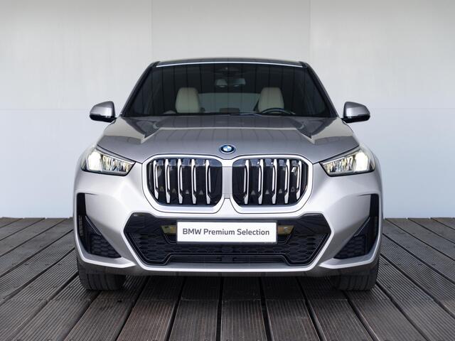 BMW iX1 xDrive30 | M Sportpakket | Verwarmd Stuurwiel | Achteruitrijcamera | Stoelverwarming | Harman-Kardon | 18''