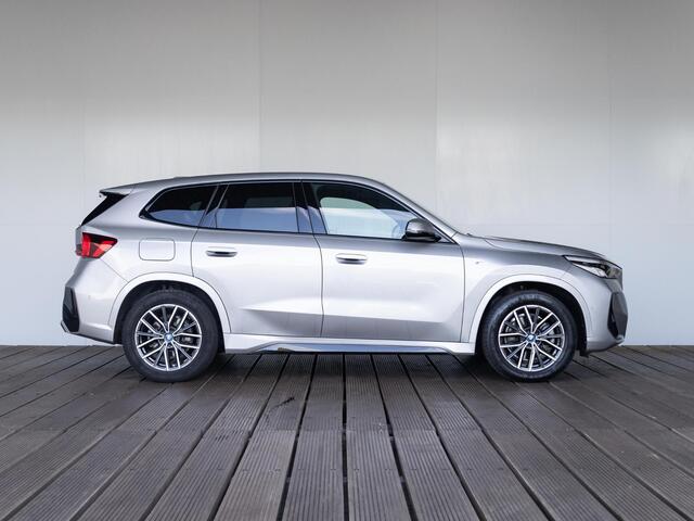 BMW iX1 xDrive30 | M Sportpakket | Verwarmd Stuurwiel | Achteruitrijcamera | Stoelverwarming | Harman-Kardon | 18''