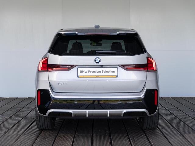 BMW iX1 xDrive30 | M Sportpakket | Verwarmd Stuurwiel | Achteruitrijcamera | Stoelverwarming | Harman-Kardon | 18''
