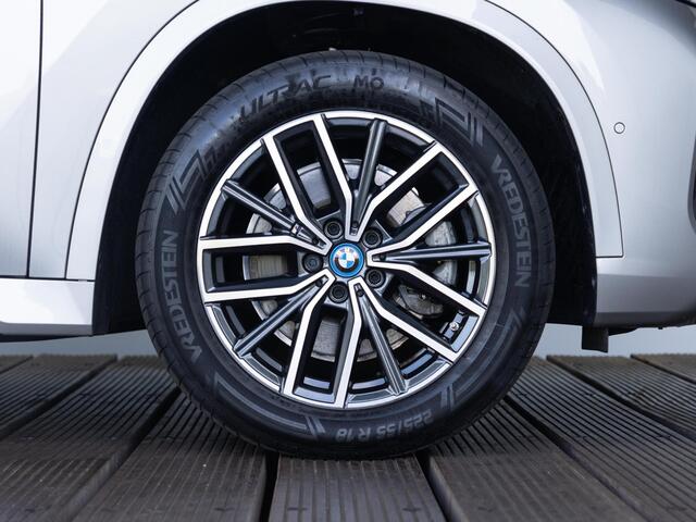 BMW iX1 xDrive30 | M Sportpakket | Verwarmd Stuurwiel | Achteruitrijcamera | Stoelverwarming | Harman-Kardon | 18''