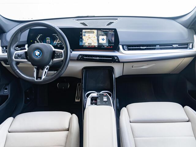 BMW iX1 xDrive30 | M Sportpakket | Verwarmd Stuurwiel | Achteruitrijcamera | Stoelverwarming | Harman-Kardon | 18''