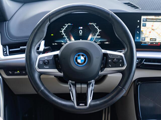 BMW iX1 xDrive30 | M Sportpakket | Verwarmd Stuurwiel | Achteruitrijcamera | Stoelverwarming | Harman-Kardon | 18''