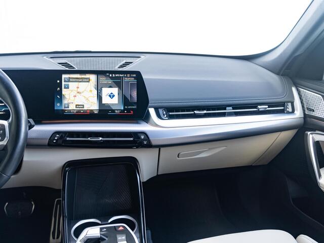 BMW iX1 xDrive30 | M Sportpakket | Verwarmd Stuurwiel | Achteruitrijcamera | Stoelverwarming | Harman-Kardon | 18''