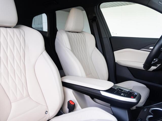 BMW iX1 xDrive30 | M Sportpakket | Verwarmd Stuurwiel | Achteruitrijcamera | Stoelverwarming | Harman-Kardon | 18''