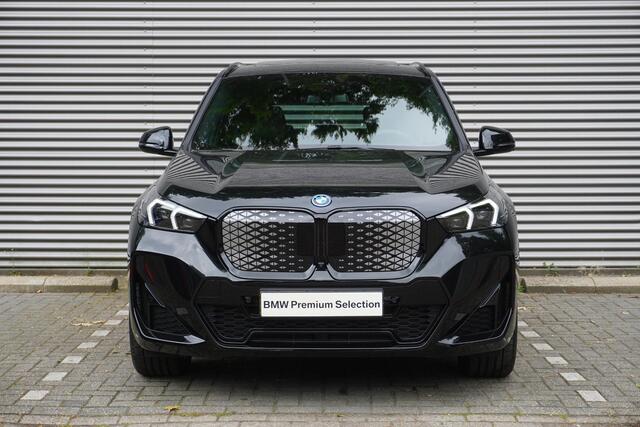 BMW iX1 eDrive20 M Sportpakket Pro | Travel Pack | 19 inch LM M Dubbelspaak (Styling 871 M) | Trekhaak met elektrisch wegklapbare kogel | Glazen panoramadak | Driving Assistant Plus