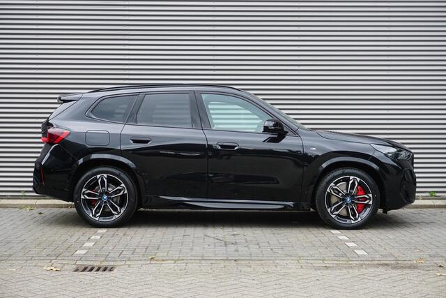 BMW iX1 eDrive20 M Sportpakket Pro | Travel Pack | 19 inch LM M Dubbelspaak (Styling 871 M) | Trekhaak met elektrisch wegklapbare kogel | Glazen panoramadak | Driving Assistant Plus