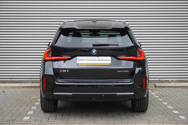 BMW iX1 eDrive20 M Sportpakket Pro | Travel Pack | 19 inch LM M Dubbelspaak (Styling 871 M) | Trekhaak met elektrisch wegklapbare kogel | Glazen panoramadak | Driving Assistant Plus