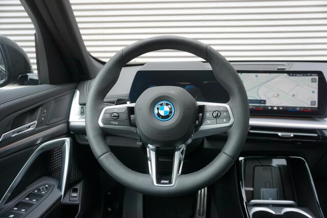 BMW iX1 eDrive20 M Sportpakket Pro | Travel Pack | 19 inch LM M Dubbelspaak (Styling 871 M) | Trekhaak met elektrisch wegklapbare kogel | Glazen panoramadak | Driving Assistant Plus