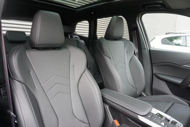 BMW iX1 eDrive20 M Sportpakket Pro | Travel Pack | 19 inch LM M Dubbelspaak (Styling 871 M) | Trekhaak met elektrisch wegklapbare kogel | Glazen panoramadak | Driving Assistant Plus