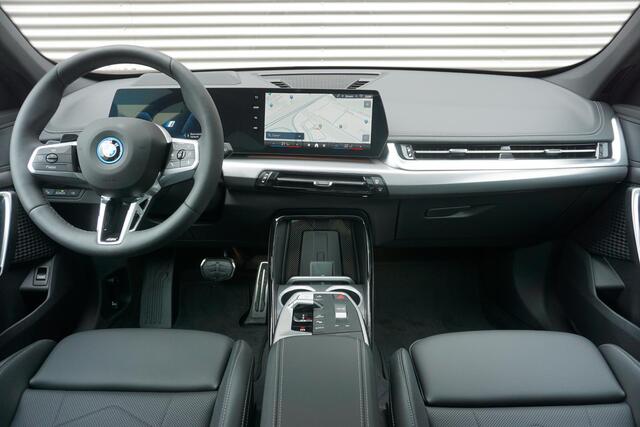 BMW iX1 eDrive20 M Sportpakket Pro | Travel Pack | 19 inch LM M Dubbelspaak (Styling 871 M) | Trekhaak met elektrisch wegklapbare kogel | Glazen panoramadak | Driving Assistant Plus