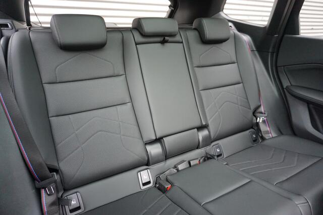 BMW iX1 eDrive20 M Sportpakket Pro | Travel Pack | 19 inch LM M Dubbelspaak (Styling 871 M) | Trekhaak met elektrisch wegklapbare kogel | Glazen panoramadak | Driving Assistant Plus