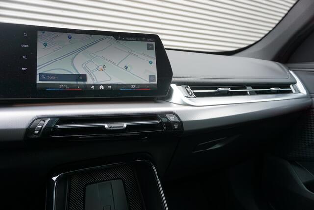 BMW iX1 eDrive20 M Sportpakket Pro | Travel Pack | 19 inch LM M Dubbelspaak (Styling 871 M) | Trekhaak met elektrisch wegklapbare kogel | Glazen panoramadak | Driving Assistant Plus