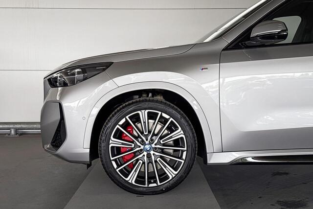 BMW iX1 eDrive20 67 kWh M Sport Edition | M Sportpakket Pro | Actiefstoelen voor