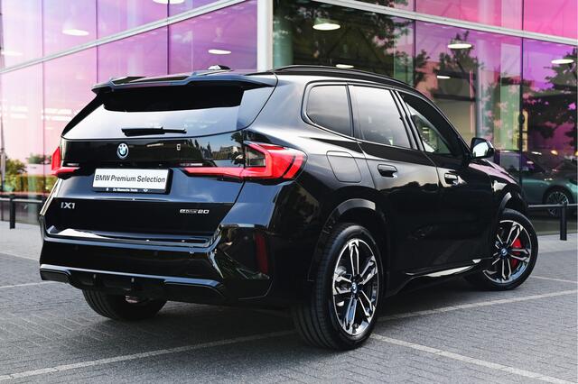 BMW iX1 eDrive20 M Sport / Trekhaak / Sportstoelen / Achteruitrijcamera / M Adaptief onderstel / Adaptieve LED / Comfort Access / Parking Assistant