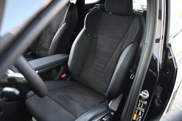 BMW iX1 eDrive20 M Sport / Trekhaak / Sportstoelen / Achteruitrijcamera / M Adaptief onderstel / Adaptieve LED / Comfort Access / Parking Assistant