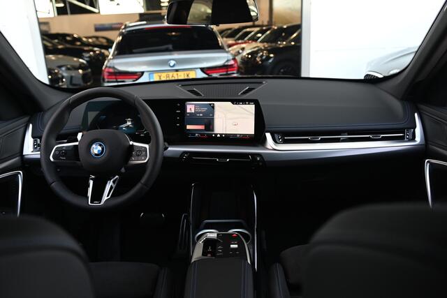 BMW iX1 eDrive20 M Sport / Trekhaak / Sportstoelen / Achteruitrijcamera / M Adaptief onderstel / Adaptieve LED / Comfort Access / Parking Assistant