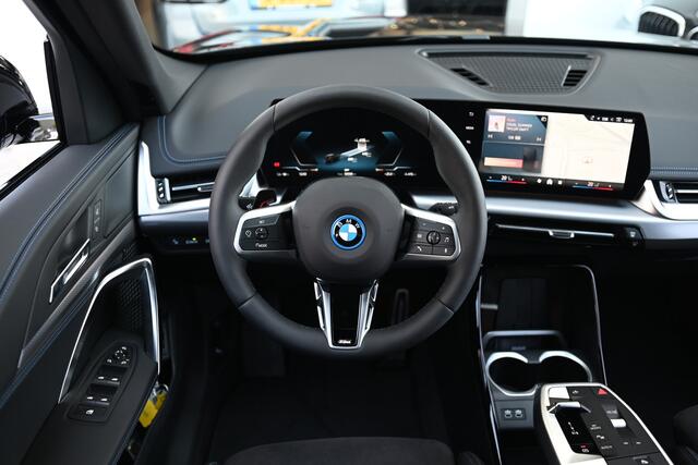 BMW iX1 eDrive20 M Sport / Trekhaak / Sportstoelen / Achteruitrijcamera / M Adaptief onderstel / Adaptieve LED / Comfort Access / Parking Assistant