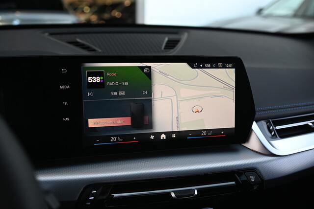 BMW iX1 eDrive20 M Sport / Trekhaak / Sportstoelen / Achteruitrijcamera / M Adaptief onderstel / Adaptieve LED / Comfort Access / Parking Assistant