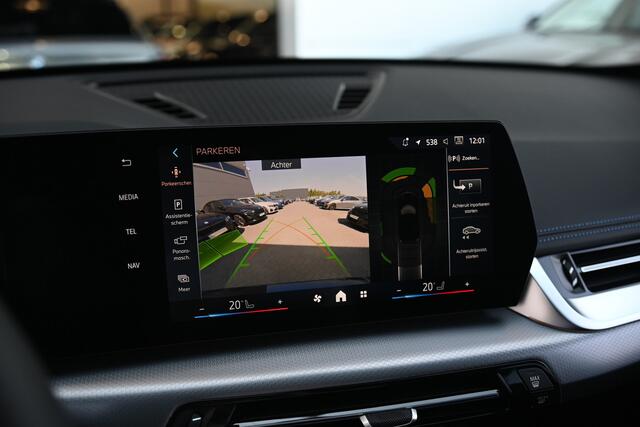 BMW iX1 eDrive20 M Sport / Trekhaak / Sportstoelen / Achteruitrijcamera / M Adaptief onderstel / Adaptieve LED / Comfort Access / Parking Assistant