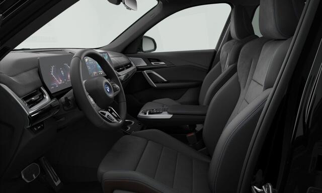 BMW iX1 eDrive20 67 kWh | M-Sport | 19" | Panorama | Harman Kardon | Camera | Voorbereiding Driving Assistant Plus