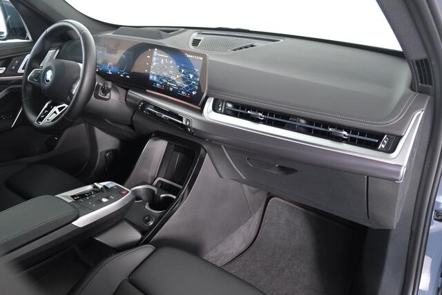 BMW iX1 xDrive30 High Executive M-Sport 67 kWh / Opendak / Leder / Adaptive Cruise / Harman Kardon / Carplay