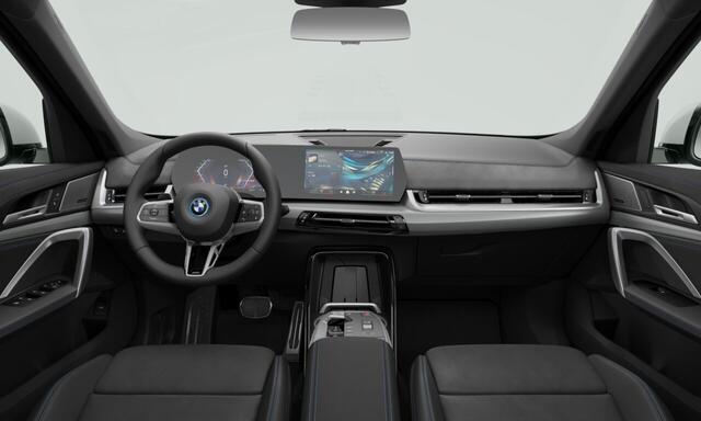 BMW iX1 eDrive20 | M-Sport Pro | 19'' | Panorama. | Harman/Kardon | Trekhaak | Stuur + Stoelverw. Comf. Acc. | Camera