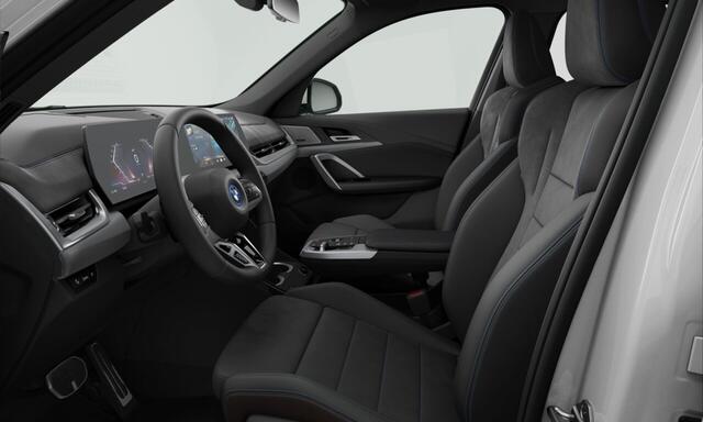 BMW iX1 eDrive20 | M-Sport Pro | 19'' | Panorama. | Harman/Kardon | Trekhaak | Stuur + Stoelverw. Comf. Acc. | Camera