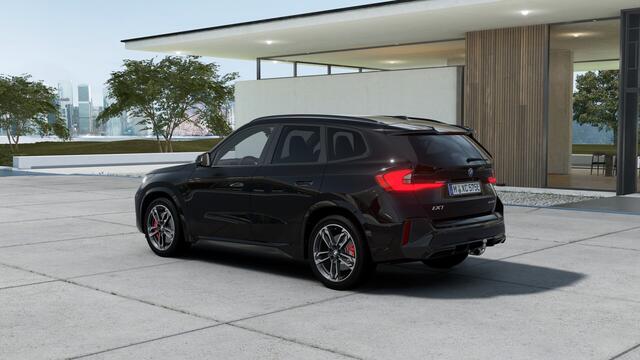 BMW iX1 eDrive20 M Sport / Panoramadak / Trekhaak / Sportstoelen / Achteruitrijcamera / M Adaptief onderstel / Adaptieve LED / Comfort Access