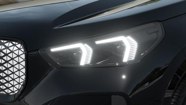 BMW iX1 eDrive20 M Sport / Panoramadak / Trekhaak / Sportstoelen / Achteruitrijcamera / M Adaptief onderstel / Adaptieve LED / Comfort Access