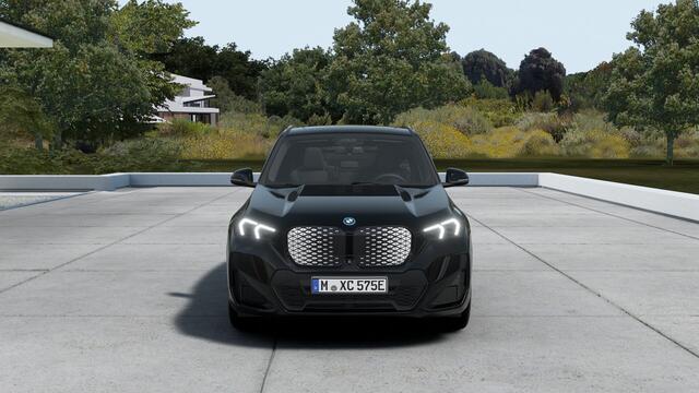 BMW iX1 eDrive20 M Sport / Panoramadak / Trekhaak / Sportstoelen / Achteruitrijcamera / M Adaptief onderstel / Comfort Access / Adaptieve LED