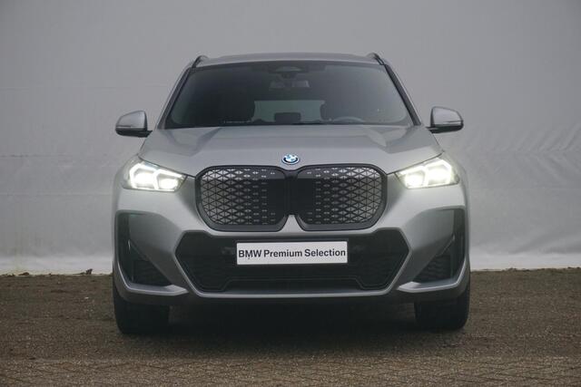 BMW iX1 eDrive20 M Sportpakket 20'' / Harman Kardon / Panoramadak / Comfort Acces / Trekhaak