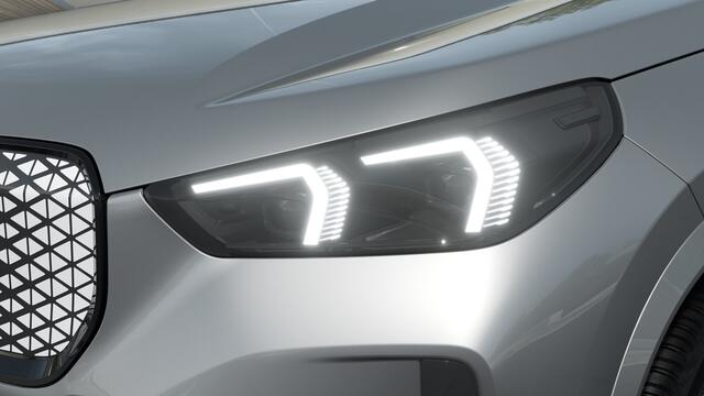 BMW iX1 eDrive20 High Executive M Sport Automaat / Panoramadak / Trekhaak / Sportstoelen / M Adaptief onderstel / Comfort Access / Adaptieve LED / Head-Up / Harman-Kardon