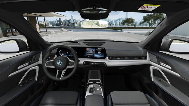 BMW iX1 eDrive20 High Executive M Sport Automaat / Panoramadak / Trekhaak / Sportstoelen / M Adaptief onderstel / Comfort Access / Adaptieve LED / Head-Up / Harman-Kardon