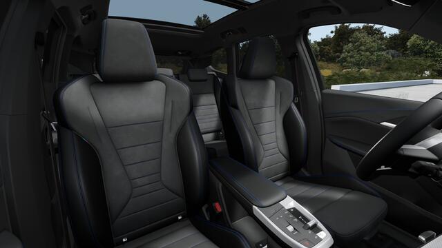 BMW iX1 eDrive20 High Executive M Sport Automaat / Panoramadak / Trekhaak / Sportstoelen / M Adaptief onderstel / Comfort Access / Adaptieve LED / Head-Up / Harman-Kardon