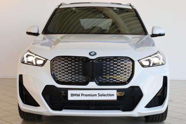 BMW iX1 eDrive20 M Sportpakket Pro | Innovation Pack | Panoramadak | Head Up Display