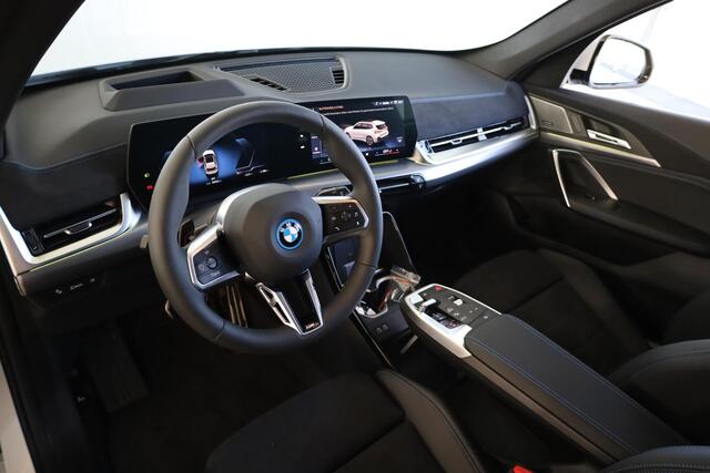 BMW iX1 eDrive20 M Sportpakket Pro | Innovation Pack | Panoramadak | Head Up Display