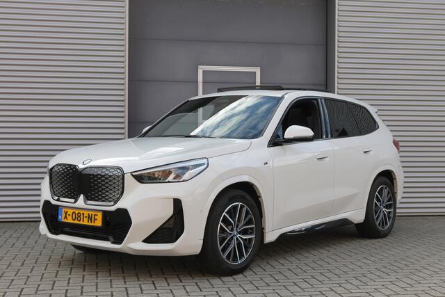 BMW iX1 eDrive20 67 kWh I Pano.dak I M Sportpakket I Camera I Carplay