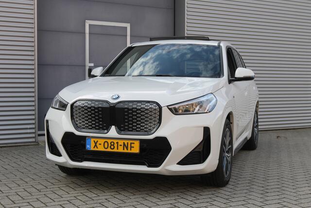 BMW iX1 eDrive20 67 kWh I Pano.dak I M Sportpakket I Camera I Carplay