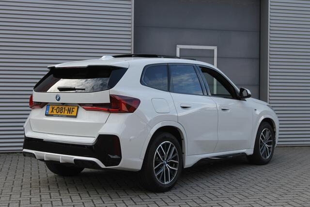 BMW iX1 eDrive20 67 kWh I Pano.dak I M Sportpakket I Camera I Carplay