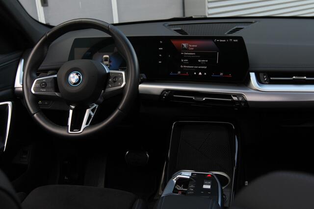 BMW iX1 eDrive20 67 kWh I Pano.dak I M Sportpakket I Camera I Carplay