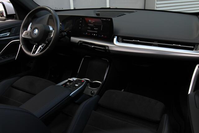 BMW iX1 eDrive20 67 kWh I Pano.dak I M Sportpakket I Camera I Carplay