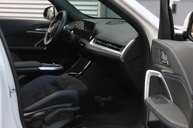 BMW iX1 eDrive20 67 kWh I Pano.dak I M Sportpakket I Camera I Carplay